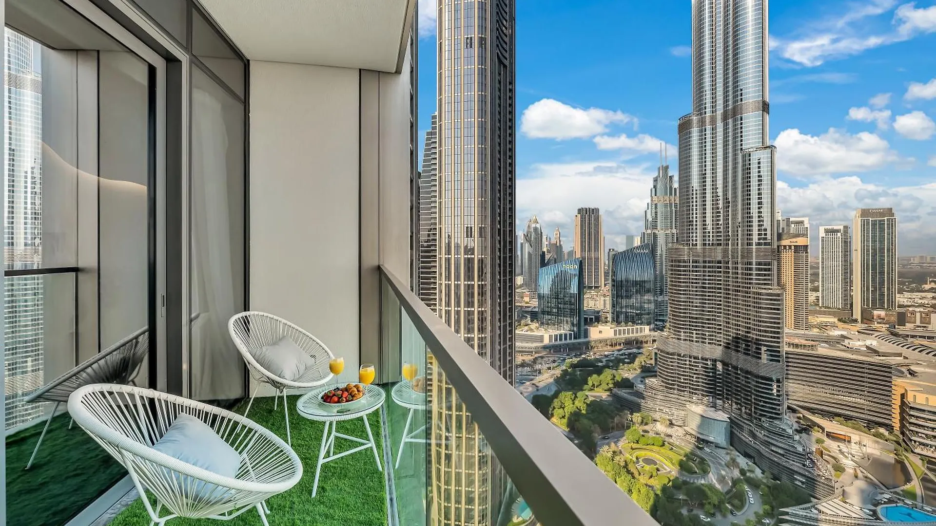 Smartstay At Grande Signature - Burj Khalifa View - 5 Min Dubai Mall - Downtown Dubai - Brand New Luxury Apartments United Arab Emirates