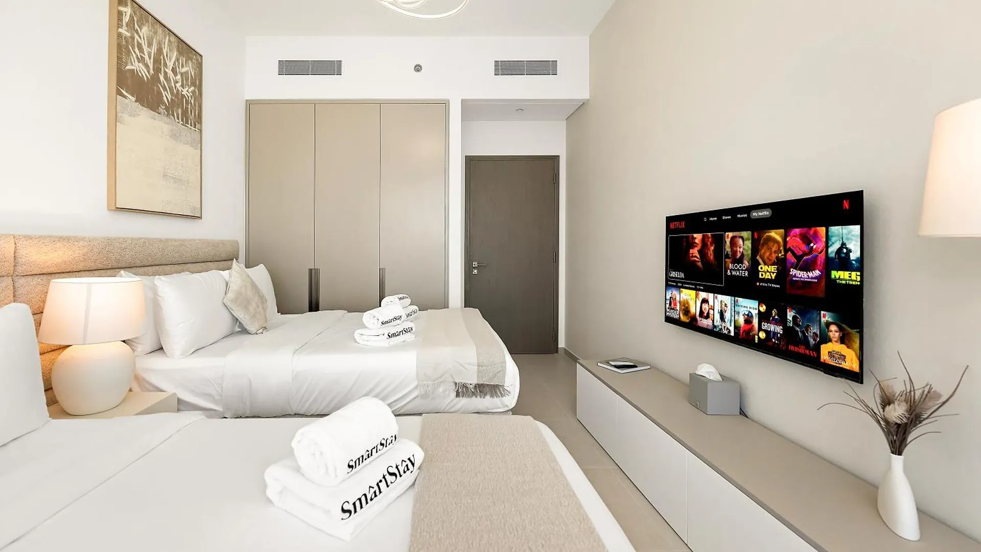 Smartstay At Grande Signature - Burj Khalifa View - 5 Min Dubai Mall - Downtown Dubai - Brand New Luxury Apartments 0*,  United Arab Emirates