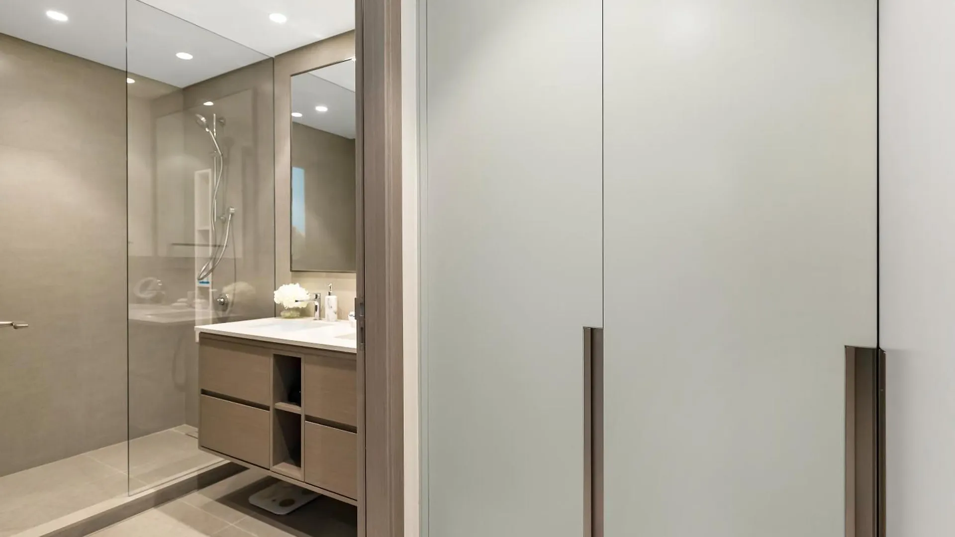 Smartstay At Grande Signature - Burj Khalifa View - 5 Min Dubai Mall - Downtown Dubai - Brand New Luxury Apartments
